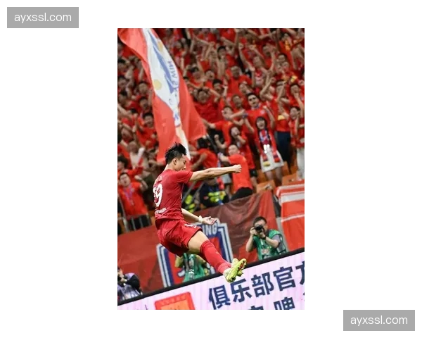 重庆铜梁龙主场与青岛西海岸比赛现场观众55423人